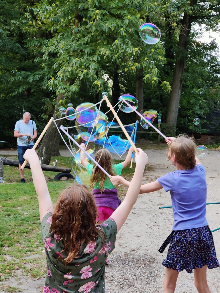 Bellenblaas activiteit op camping Hummelo in de Achterhoek